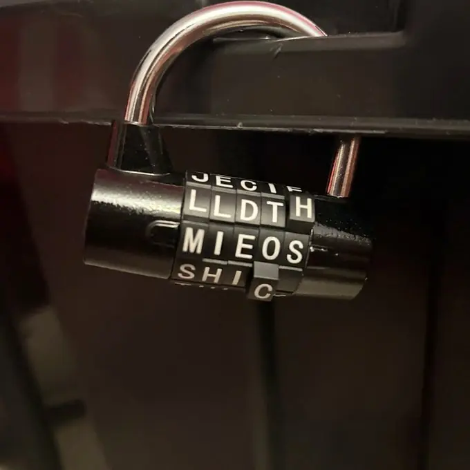 Cadenas gravé, indice d'énigme